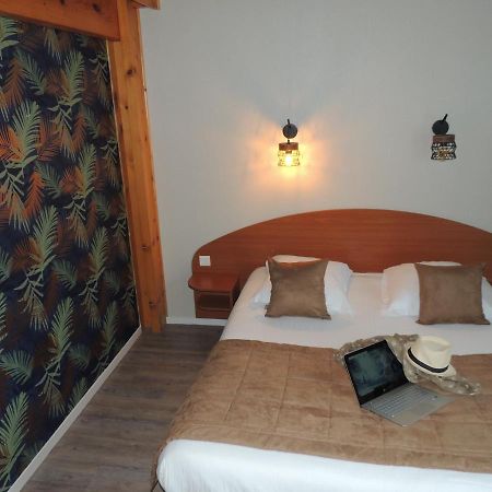 Logis Hotel Les 3 Marchands Bressuire Eksteriør bilde