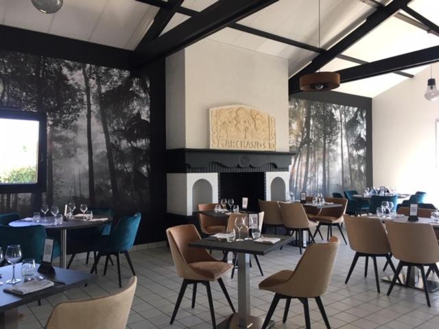 Logis Hotel Les 3 Marchands Bressuire Eksteriør bilde